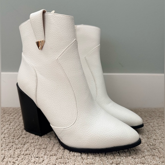 PrettyLittleThing Shoes - PrettyLittleThing White Textured Ankle Boots with Black Block Heel